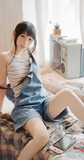 清新元气少女室内氛围写真，穿着背带牛仔短裤，线条感白皙浅粉