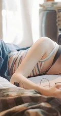 清新元气少女室内氛围写真，穿着背带牛仔短裤，线条感白皙浅粉