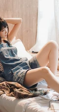 清新元气少女室内氛围写真，穿着背带牛仔短裤，线条感白皙浅粉