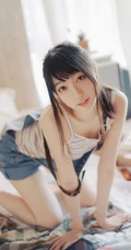 清新元气少女室内氛围写真，穿着背带牛仔短裤，线条感白皙浅粉