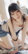 清新元气少女室内氛围写真，穿着背带牛仔短裤，线条感白皙浅粉