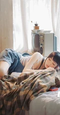 清新元气少女室内氛围写真，穿着背带牛仔短裤，线条感白皙浅粉