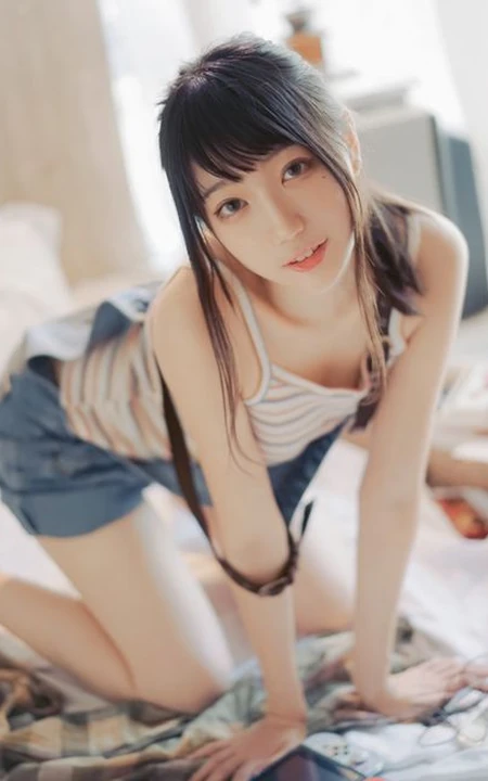清新元气少女室内氛围写真，穿着背带牛仔短裤，线条感白皙浅粉