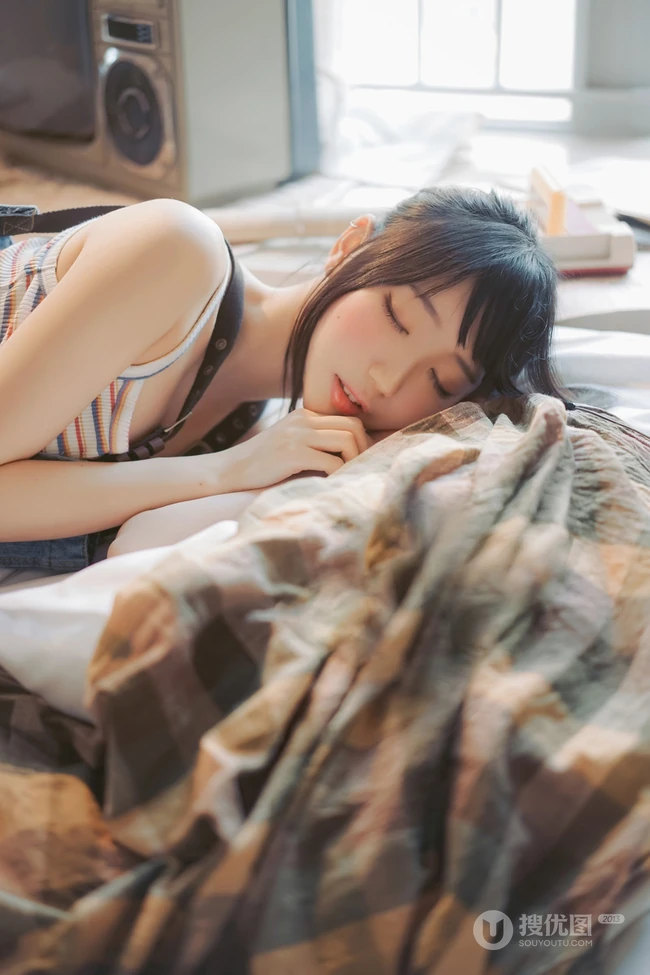 清新元气少女室内氛围写真，穿着背带牛仔短裤，线条感白皙浅粉