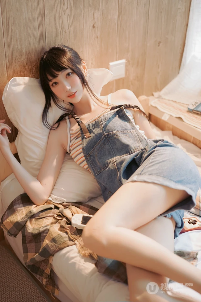 清新元气少女室内氛围写真，穿着背带牛仔短裤，线条感白皙浅粉