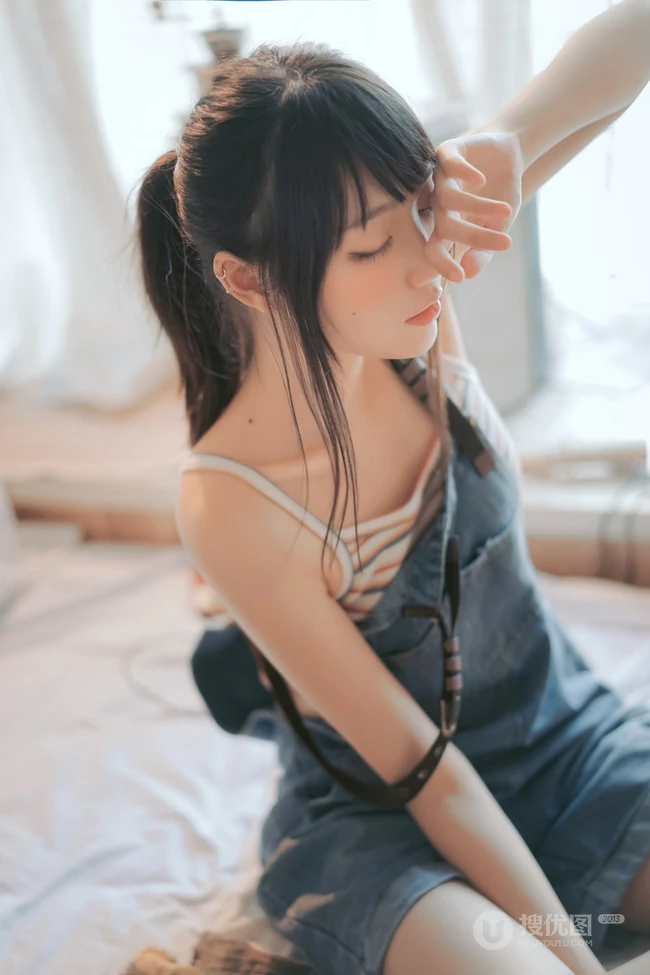 清新元气少女室内氛围写真，穿着背带牛仔短裤，线条感白皙浅粉