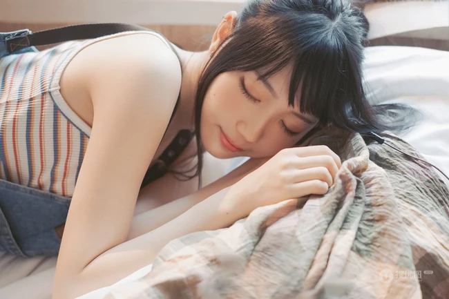 清新元气少女室内氛围写真，穿着背带牛仔短裤，线条感白皙浅粉