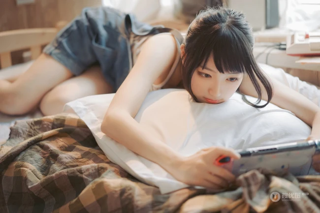 清新元气少女室内氛围写真，穿着背带牛仔短裤，线条感白皙浅粉