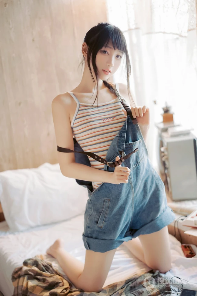 清新元气少女室内氛围写真，穿着背带牛仔短裤，线条感白皙浅粉