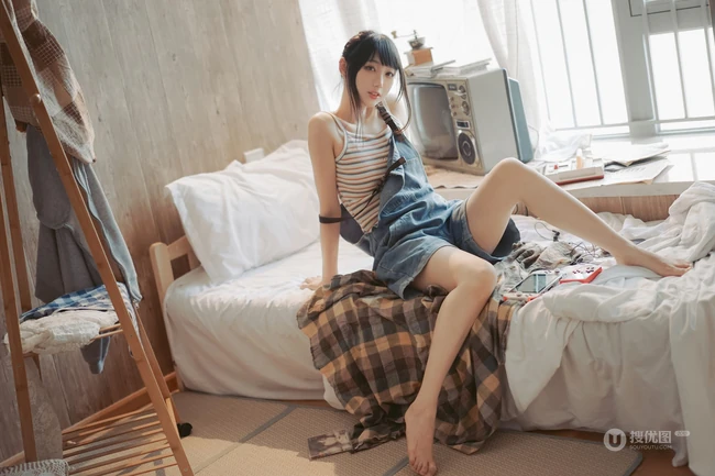 清新元气少女室内氛围写真，穿着背带牛仔短裤，线条感白皙浅粉