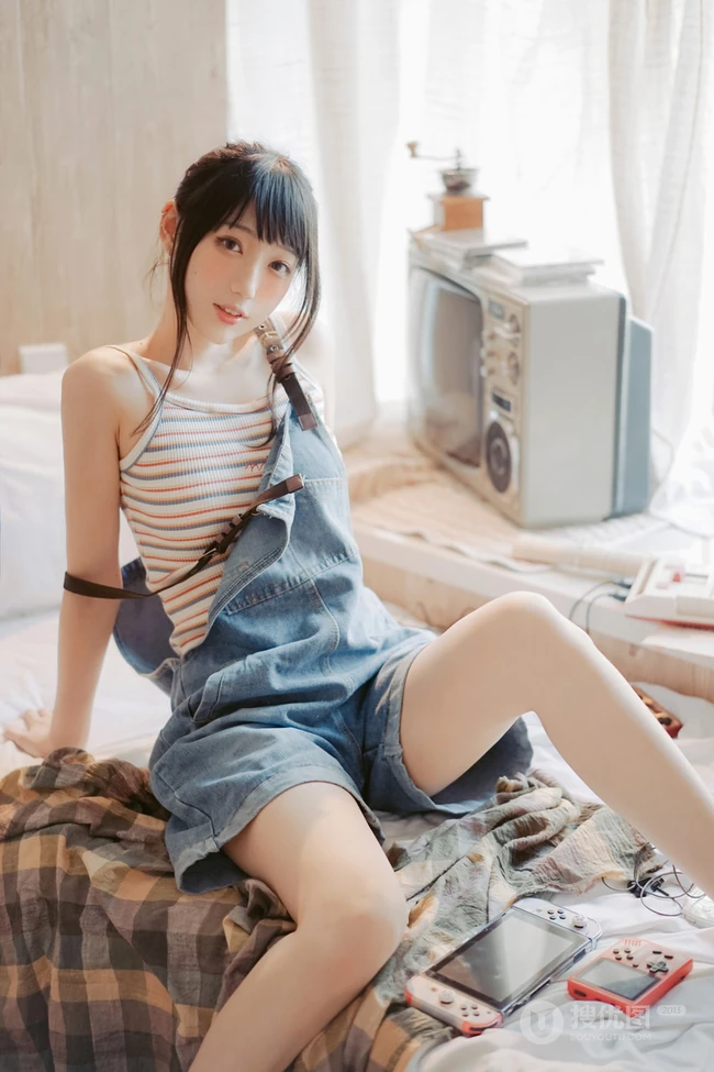 清新元气少女室内氛围写真，穿着背带牛仔短裤，线条感白皙浅粉