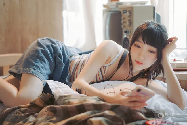 清新元气少女室内氛围写真，穿着背带牛仔短裤，线条感白皙浅粉
