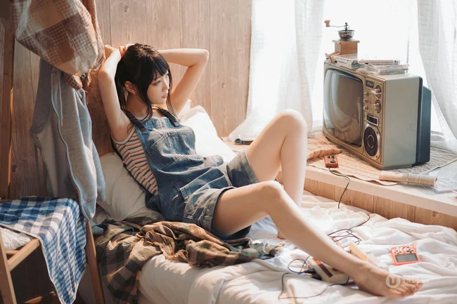 清新元气少女室内氛围写真，穿着背带牛仔短裤，线条感白皙浅粉