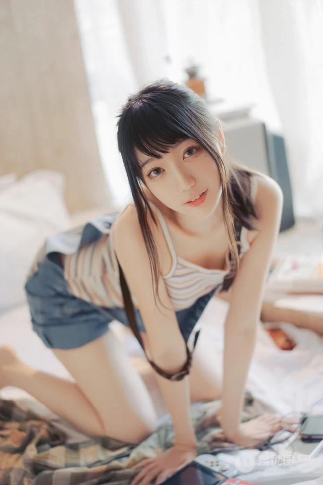 清新元气少女室内氛围写真，穿着背带牛仔短裤，线条感白皙浅粉