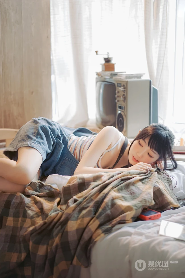 清新元气少女室内氛围写真，穿着背带牛仔短裤，线条感白皙浅粉
