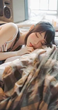 清新元气少女室内氛围写真，穿着背带牛仔短裤，线条感白皙浅粉
