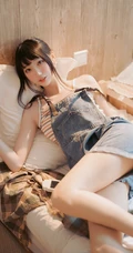 清新元气少女室内氛围写真，穿着背带牛仔短裤，线条感白皙浅粉