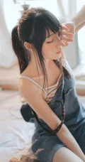 清新元气少女室内氛围写真，穿着背带牛仔短裤，线条感白皙浅粉