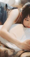 清新元气少女室内氛围写真，穿着背带牛仔短裤，线条感白皙浅粉