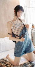 清新元气少女室内氛围写真，穿着背带牛仔短裤，线条感白皙浅粉