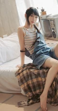 清新元气少女室内氛围写真，穿着背带牛仔短裤，线条感白皙浅粉