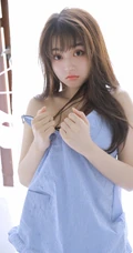 眼睛又大又好看的漂亮少女肩带衣短裤展气质蛮腰室内写真图集