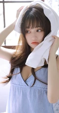 眼睛又大又好看的漂亮少女肩带衣短裤展气质蛮腰室内写真图集