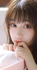 眼睛又大又好看的漂亮少女肩带衣短裤展气质蛮腰室内写真图集