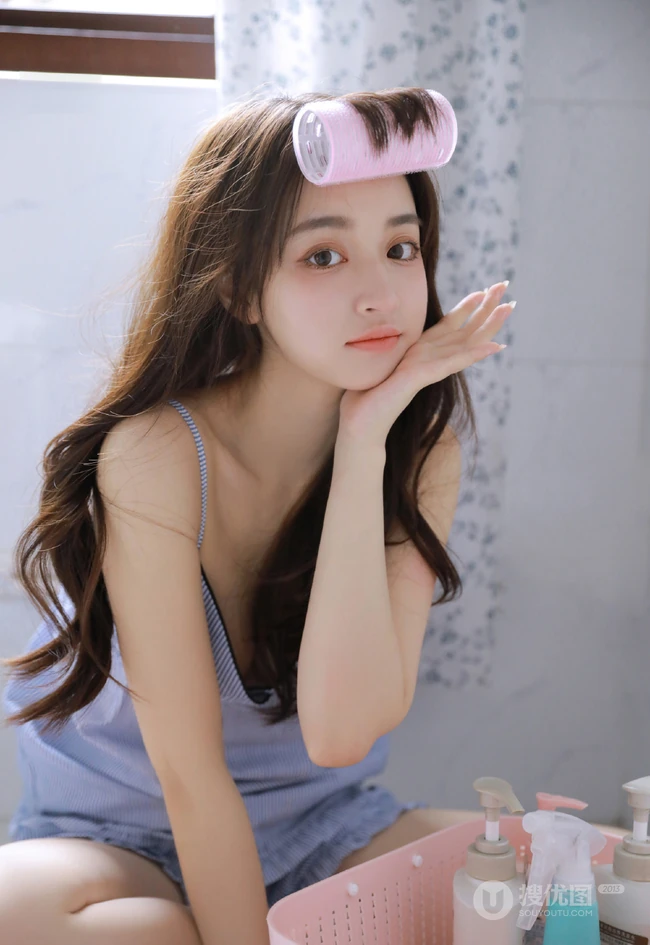 眼睛又大又好看的漂亮少女肩带衣短裤展气质蛮腰室内写真图集