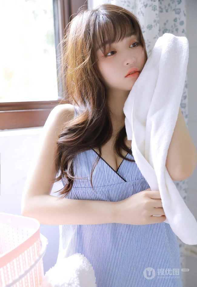 眼睛又大又好看的漂亮少女肩带衣短裤展气质蛮腰室内写真图集