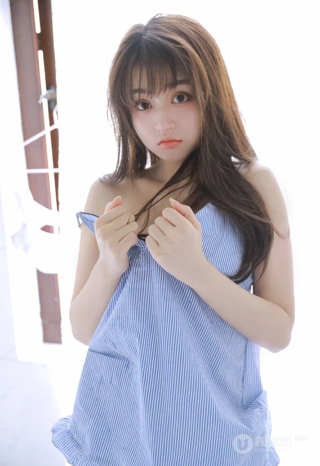 眼睛又大又好看的漂亮少女肩带衣短裤展气质蛮腰室内写真图集