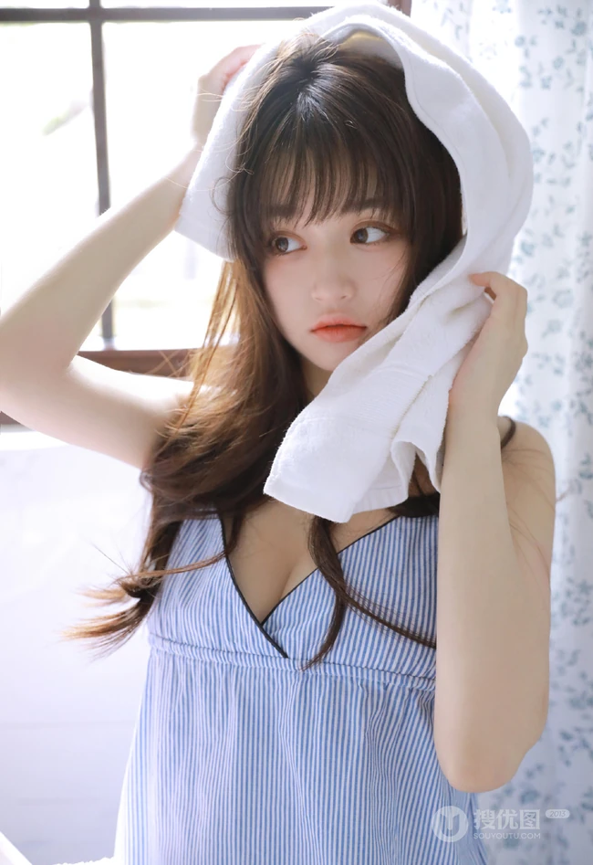 眼睛又大又好看的漂亮少女肩带衣短裤展气质蛮腰室内写真图集