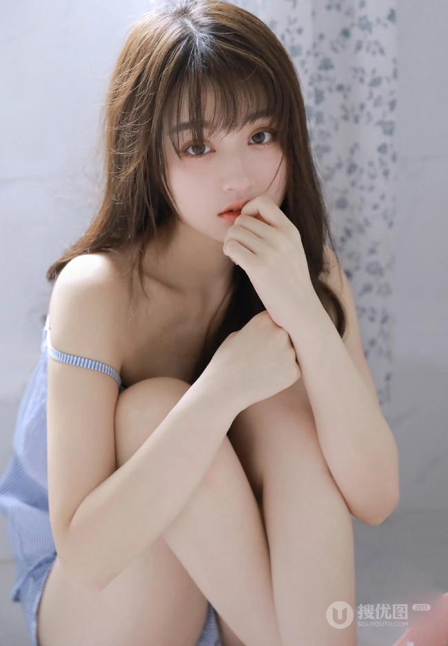 眼睛又大又好看的漂亮少女肩带衣短裤展气质蛮腰室内写真图集