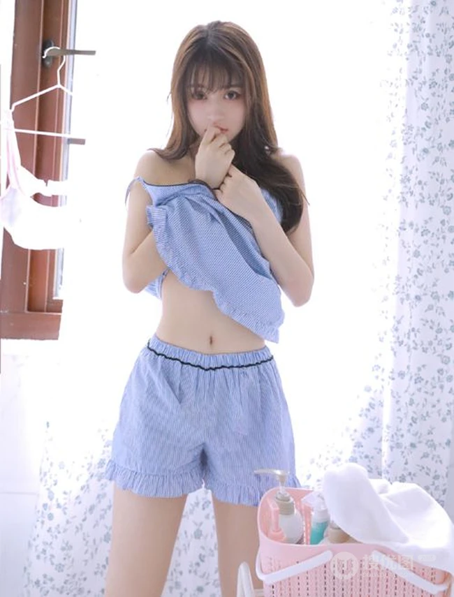 眼睛又大又好看的漂亮少女肩带衣短裤展气质蛮腰室内写真图集