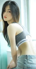 这鼻梁真好看，长发及腰的高颜值苗条细腰紧身衣牛仔裤女生写真图片