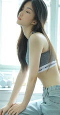 这鼻梁真好看，长发及腰的高颜值苗条细腰紧身衣牛仔裤女生写真图片
