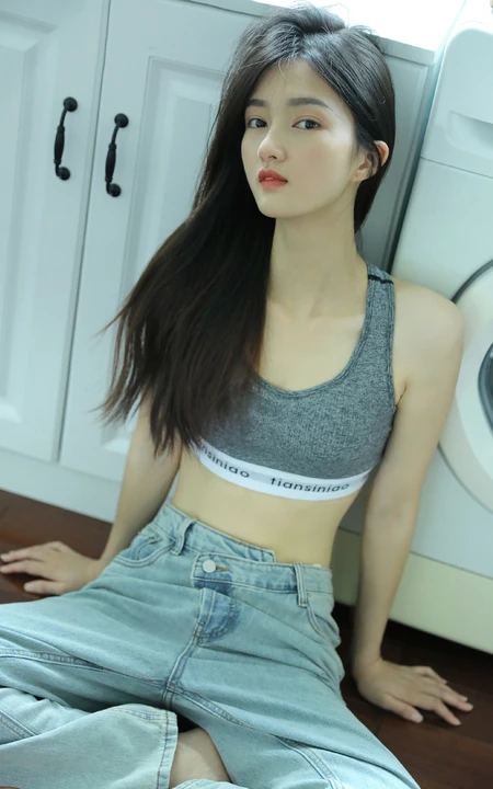 这鼻梁真好看，长发及腰的高颜值苗条细腰紧身衣牛仔裤女生写真图片