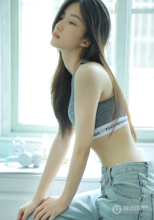 这鼻梁真好看，长发及腰的高颜值苗条细腰紧身衣牛仔裤女生写真图片