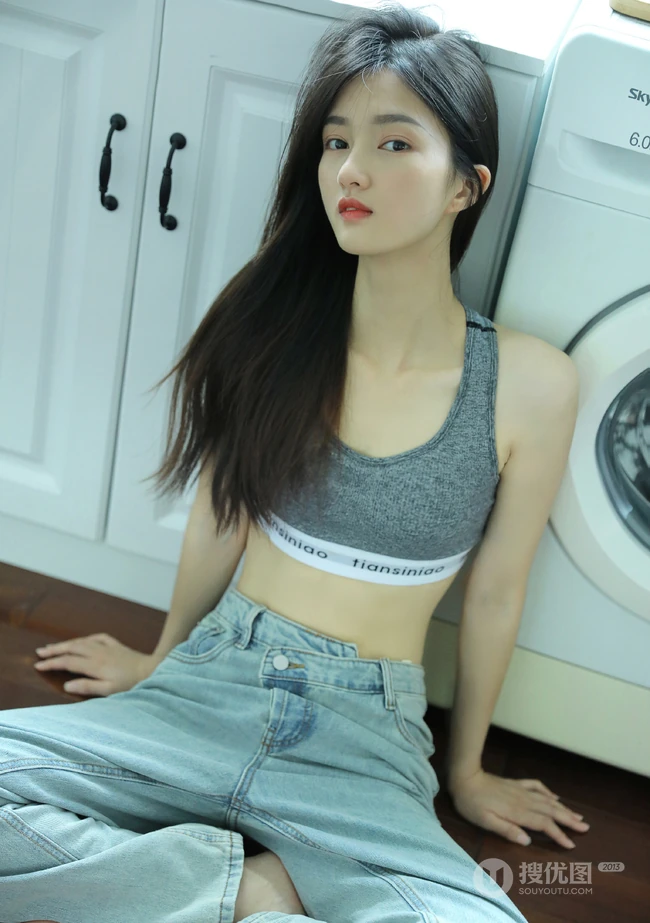 这鼻梁真好看，长发及腰的高颜值苗条细腰紧身衣牛仔裤女生写真图片