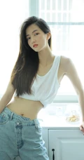 这鼻梁真好看，长发及腰的高颜值苗条细腰紧身衣牛仔裤女生写真图片