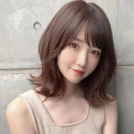 刘海发型加发尾烫，时髦减龄显脸小又好打理的女生中短发刘海发尾烫发型