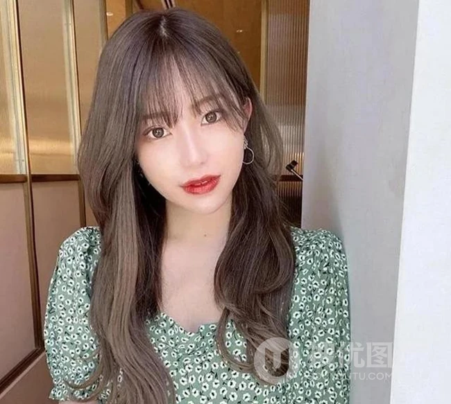 刘海发型加发尾烫，时髦减龄显脸小又好打理的女生中短发刘海发尾烫发型 第4张