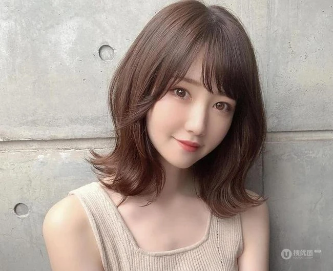 刘海发型加发尾烫，时髦减龄显脸小又好打理的女生中短发刘海发尾烫发型 第1张