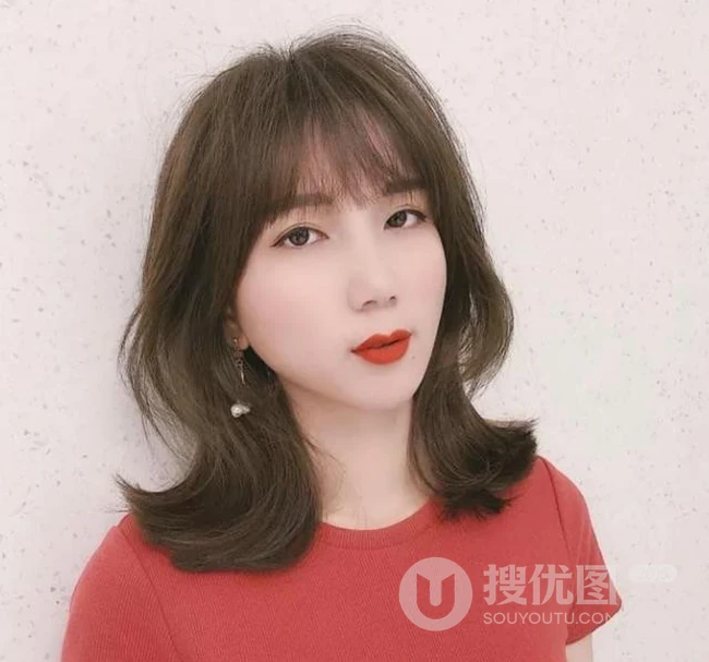 刘海发型加发尾烫，时髦减龄显脸小又好打理的女生中短发刘海发尾烫发型 第5张