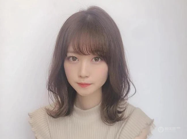 刘海发型加发尾烫，时髦减龄显脸小又好打理的女生中短发刘海发尾烫发型 第7张