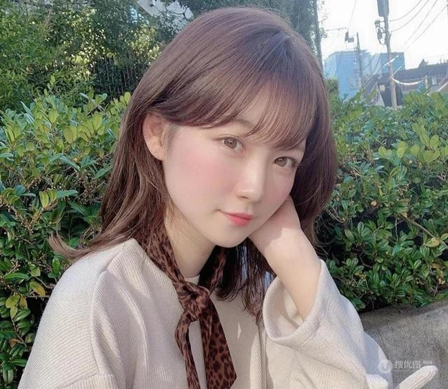 刘海发型加发尾烫，时髦减龄显脸小又好打理的女生中短发刘海发尾烫发型 第6张