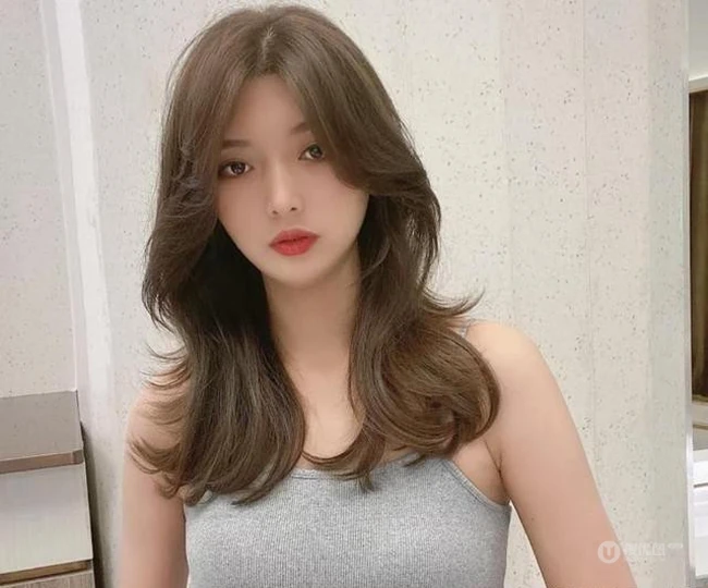 刘海发型加发尾烫，时髦减龄显脸小又好打理的女生中短发刘海发尾烫发型 第9张