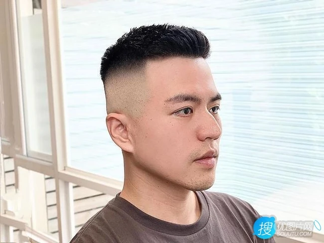 夏天到了， 尝试下大背头发型吧！多款适合男士的清爽帅气背头发型图片 第2张