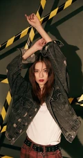 钟楚曦个性潇洒牛仔衣，格子裤舞台照写真图片