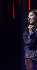 钟楚曦个性潇洒牛仔衣，格子裤舞台照写真图片